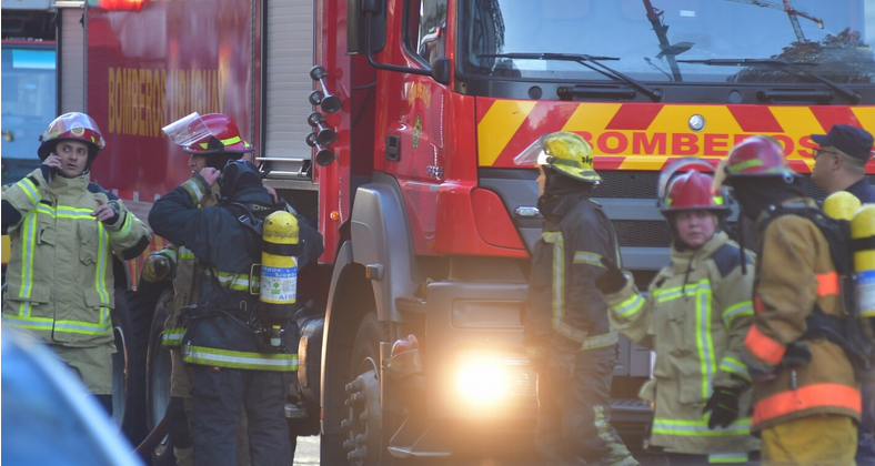 Un anciano murió y otros tres están graves tras incendio en un residencial de Salinas